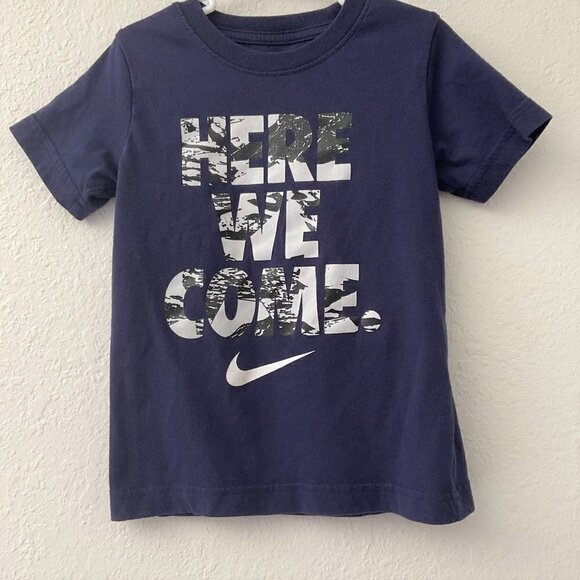 NIKE BOYS SWOOSH ‘HERE WE COME’ SHORT SLEEVES T-SHIRT - Picture 4 of 9